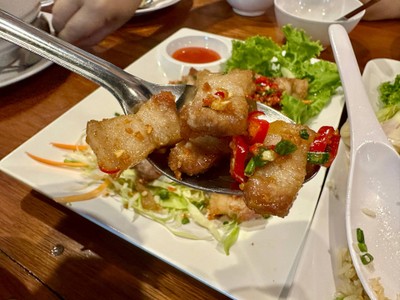 สามชั้นผัดพริกเกลือ