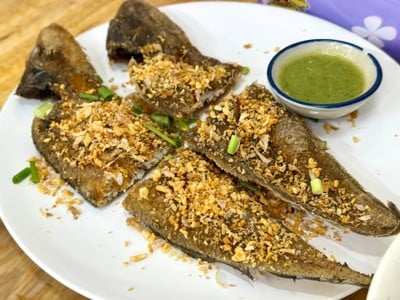 ปลาลิ้นหมาทอดกระเทียม
