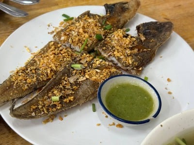 ปลาลิ้นหมาทอดกระเทียม
