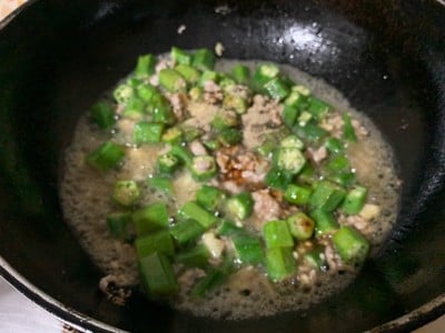 วิธีทำ กระเจี้ยบผัดหมูสับ วิธีทำ กระเจี้ยบผัดหมูสับ