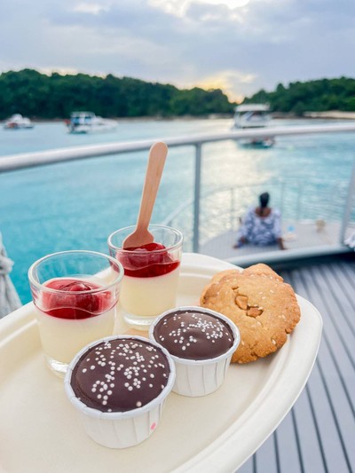 สนุกกับกิจกรรมและการนั่งเพลิดเพลินกับของอร่อยบนดาดฟ้าของเรือกับวิวพระอาทิตย์กำลั