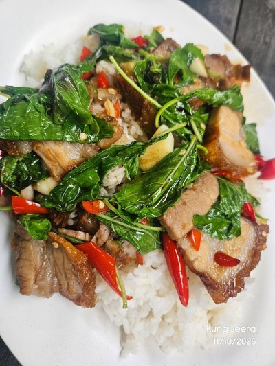 กะเพราหมูกรอบราดข้าว