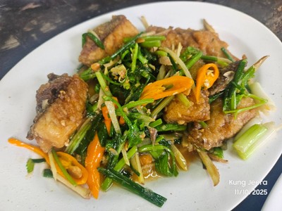 ปลากระพงผัดคึ่นฉ่าย