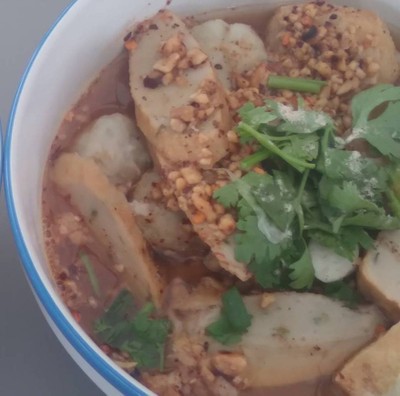 เส้นเล็กต้มยำลูกชิ้นแคระ