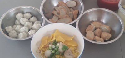 เส้นใหญ่ลูกชิ้นแคระแห้ง