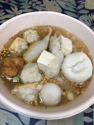 เส้นหมี่น้ำใสลูกชิ้นแคระ