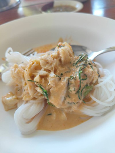 แกงเผ็ดปูใบชะคราม ขนมจีน