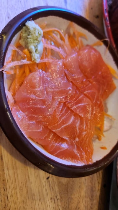 แซลมอนซาซิมิ