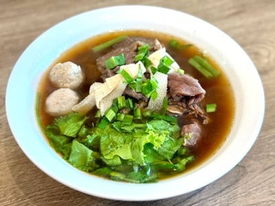 ก๋วยเตี๋ยวเนื้อวัดหนังพรีเมี่ยม