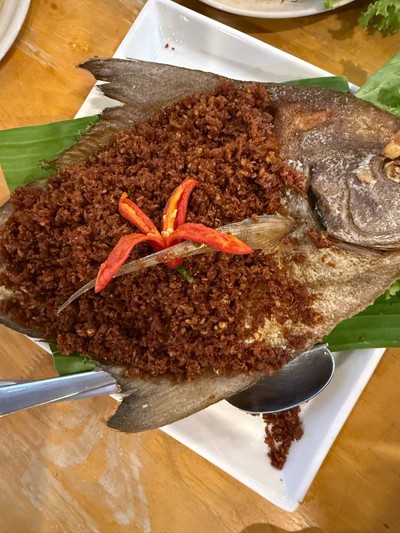 ปลาจาระเม็ดทอดเครื่อง