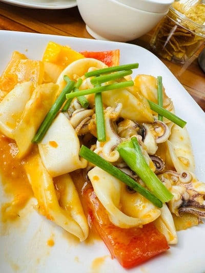 ปลาหมึกผัดไข่เค็ม