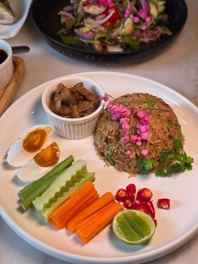 ข้าวผัดน้ำพริกลงเรือหมูหวาน