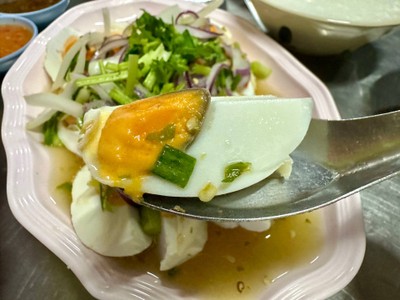 ยำไข่เค็ม