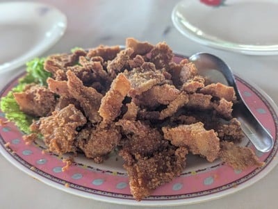 สามชั้นทอดน้ำปลา