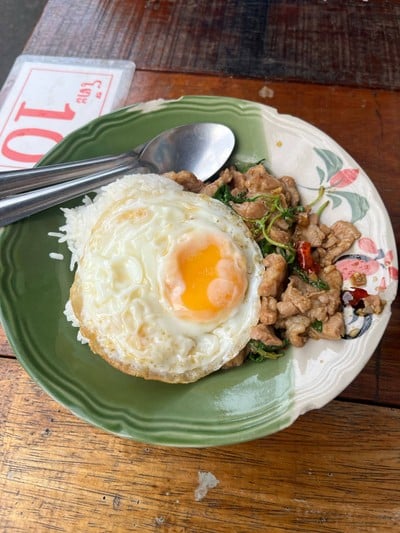 กระเพราหมูชิ้นไข่ดาว