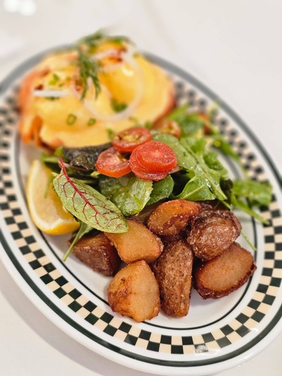 อิงลิชมัฟฟินหน้าแซลมอนรมควันกับไข่ดาวน้ำ ซอสฮอลแลนเดสเสิร์ฟกับมันฝรั่งทอด