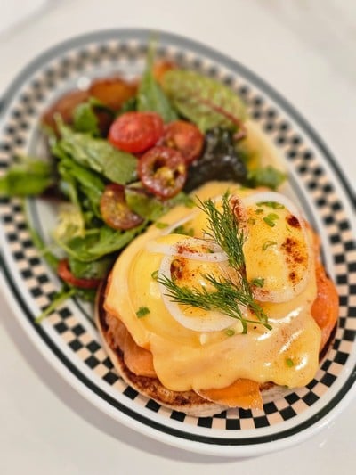 อิงลิชมัฟฟินหน้าแซลมอนรมควันกับไข่ดาวน้ำ ซอสฮอลแลนเดสเสิร์ฟกับมันฝรั่งทอด