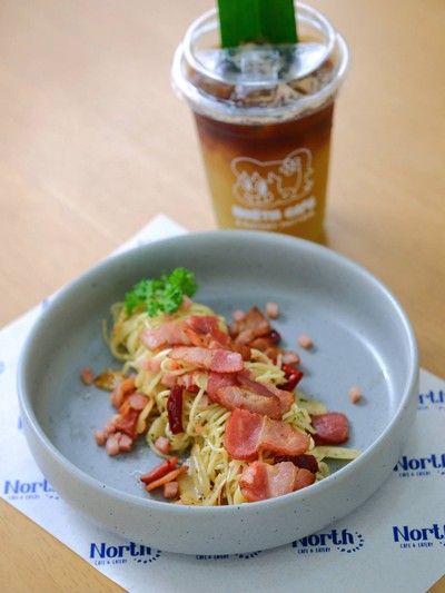 สปาเก็ตตี้ผัดเบคอนพริกแห้งกระเทียม