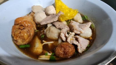 ก๋วยเตี๋ยวไก่ตุ๋นรวมมิตร