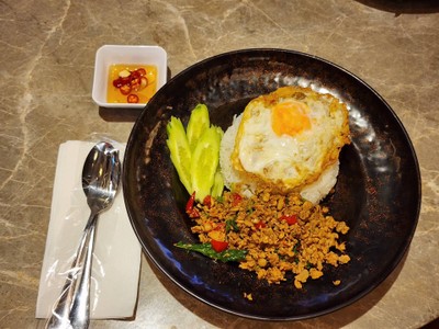 กระเพราหมูสับไข่ดาว