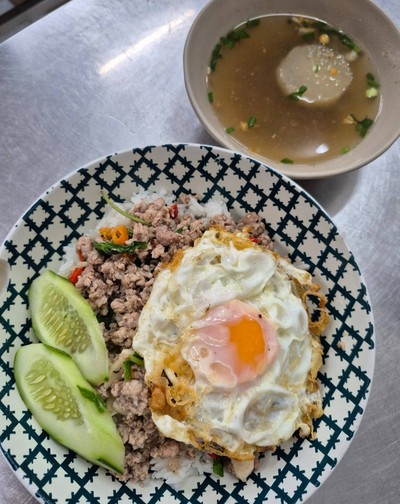 กระเพราหมูไข่ดาว