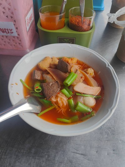 เส้นเล็กเย็นตาโฟ (พิเศษ)