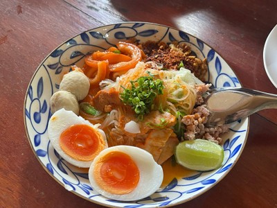 บะหมี่แห้งต้มยำห้อยไข่