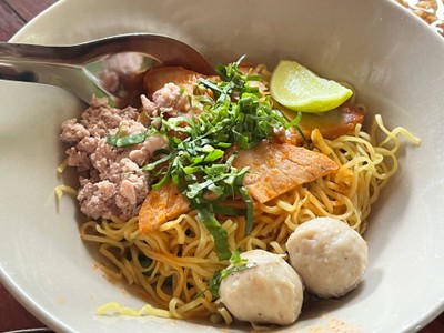 บะหมี่สุโขทัยยำแห้ง