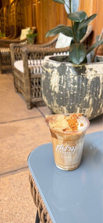 ☕️ Iced Einspanner Latte. (Price 170 Baht.)