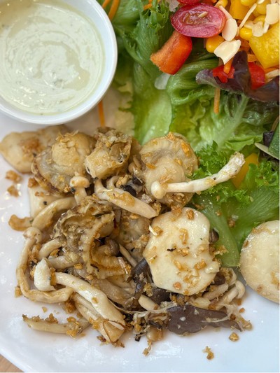 สลัดหอยเชลล์เนยกระเทียม