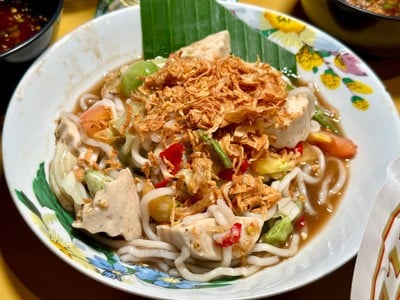 ตำเส้นข้าวเปียกไก่ยอ