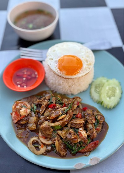 🍛 ข้าวกะเพราทะเลไข่ดาว. (ราคา 70 บาท.)