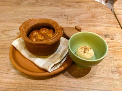 ขนมปังหม้อดินและไอศกรีมชิโอะโคจิ