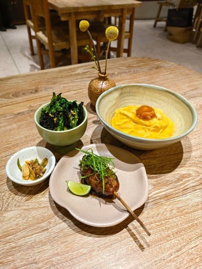 ข้าวหน้าไข่ข้น หมูปิ้ง และคะน้าย่างซอสปลาเค็ม