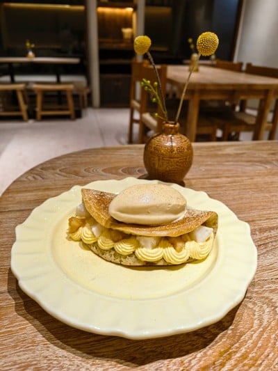 แพนเค้กไส้ครีมและไอศครีมน้ำตาลมะพร้าว