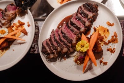 สเต๊กย่างฉ่ำ ๆ เสิร์ฟพร้อมซอสโฮมเมดและผักสดสไตล์ Katara