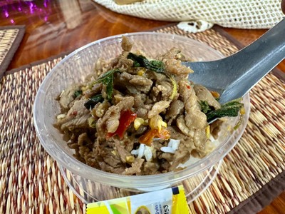 กะเพราเนื้อสับไข่แดงเค็ม