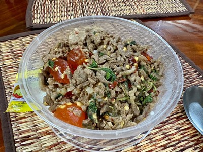 กะเพราเนื้อสับไข่แดงเค็ม