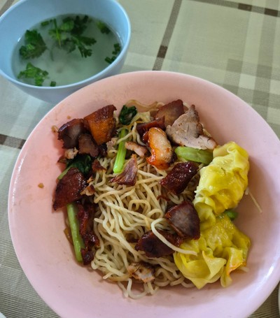 บะหมี่แห้งหมูแดงเกี๊ยว