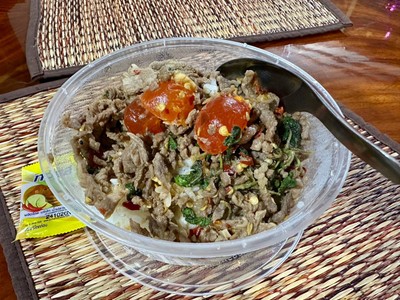 กะเพราเนื้อสับไข่แดงเค็ม