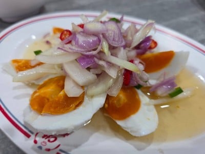 ยำไข่เค็ม