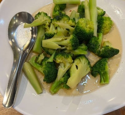 บร็อคโคลี่ผัดน้ำมันหอย