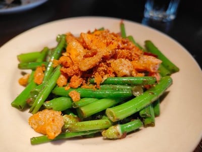 ดอกหอมสะดุ้งเคย กากหมูกรอบ