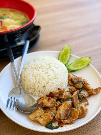กระเพราหมูสามชั้นราดข้าว