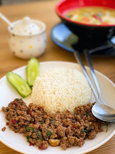 กระเพราเนื้อราดข้าว