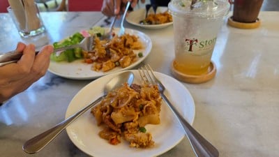 ผัดงอแง Stir Fried Noodle