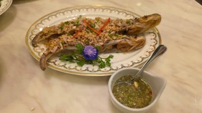 ปลาเนื้ออ่อนทอดกระเทียม