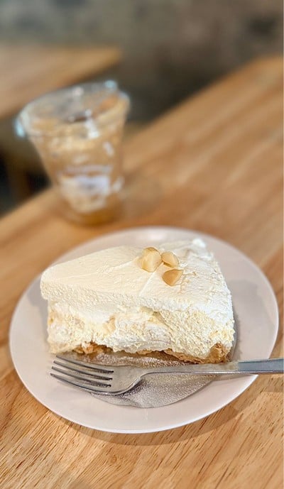 🥧 Coconut Cream Pie. (Price 145 Baht.)