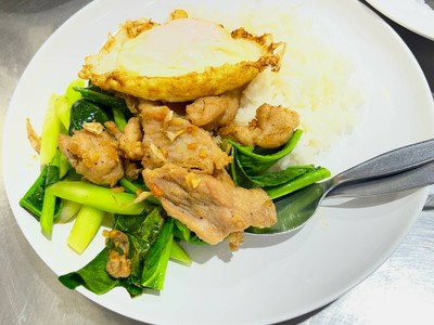 ข้าวราดหมูทอดกระเทียมพริกไทย