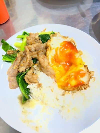 ข้าวราดหมูทอดกระเทียมพริกไทย
